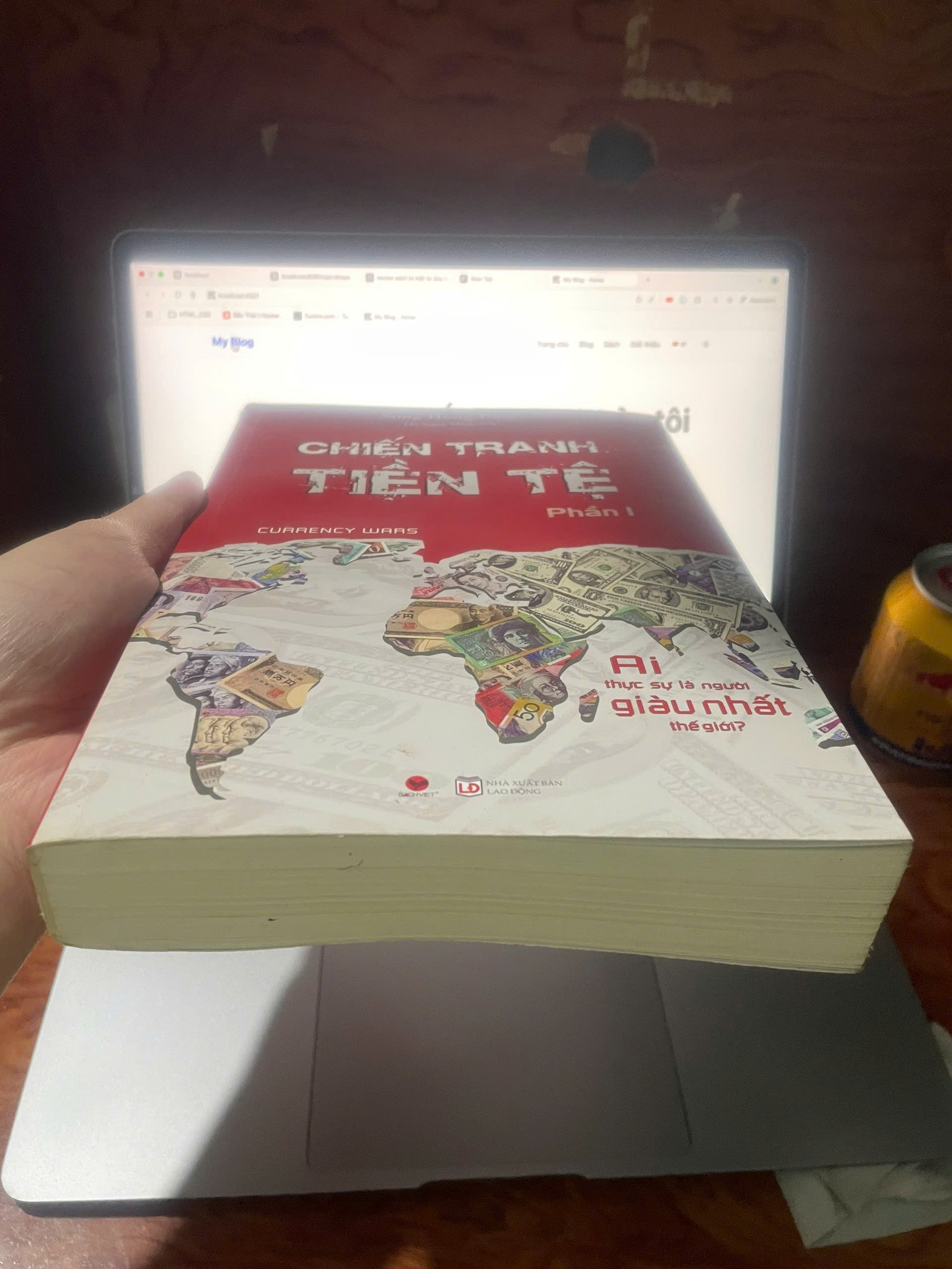 Ảnh chụp độ dày cuốn sách Chiến Tranh Tiền Tệ tập 1